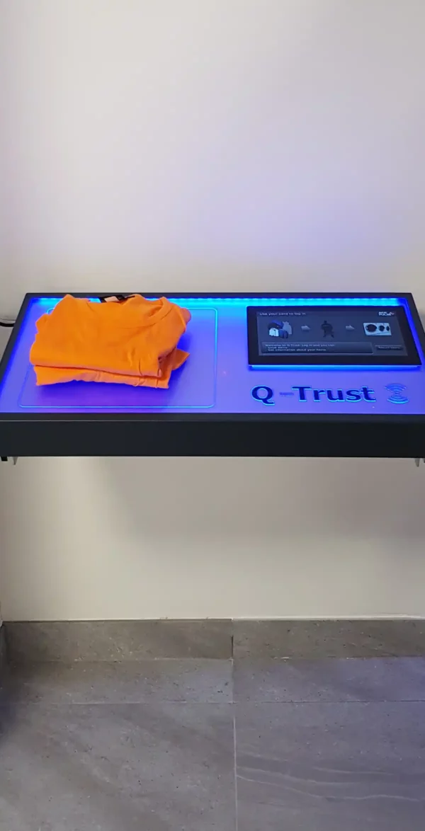 Self-service system for unmanned storage areas Q-Trust, scanning garments with rfid. Self service system for garment handling and article handling rfid.
