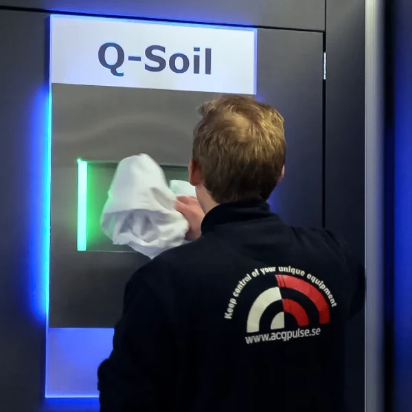 returning soiled workwear into a Q-Soil from ACG Pulse. The Q-Soil reads garments with RFID