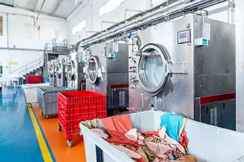 Banner tvätteri som tvättar textilier arbetskläder märkta med rfid tag transpondrar.